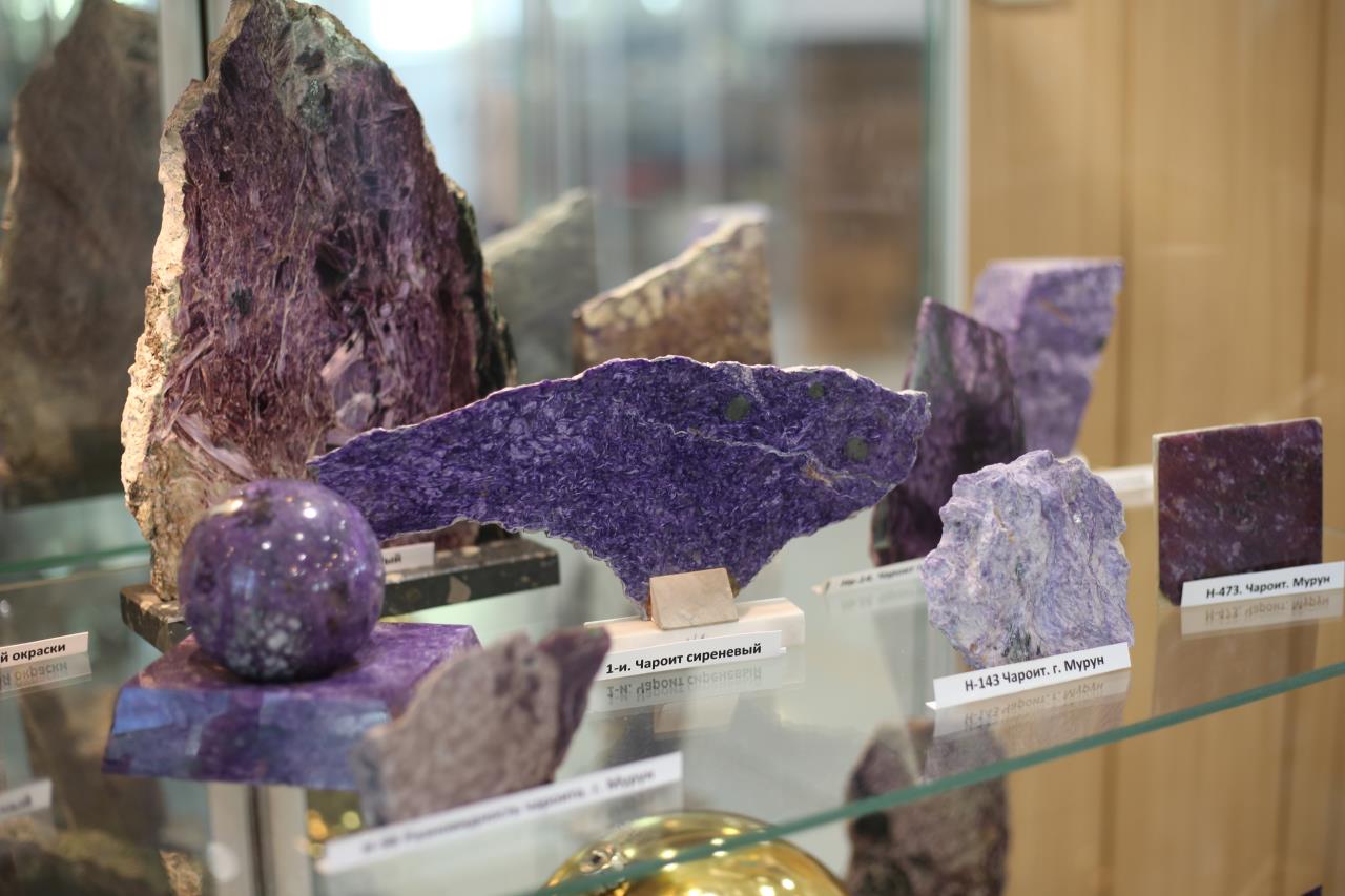 В музее нашлось место и для уникального якутского камня - чароита