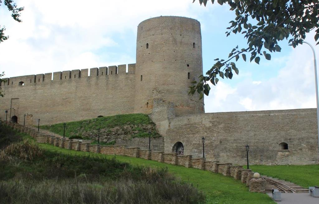 Вид на крепость Ивангорода, главный вход
